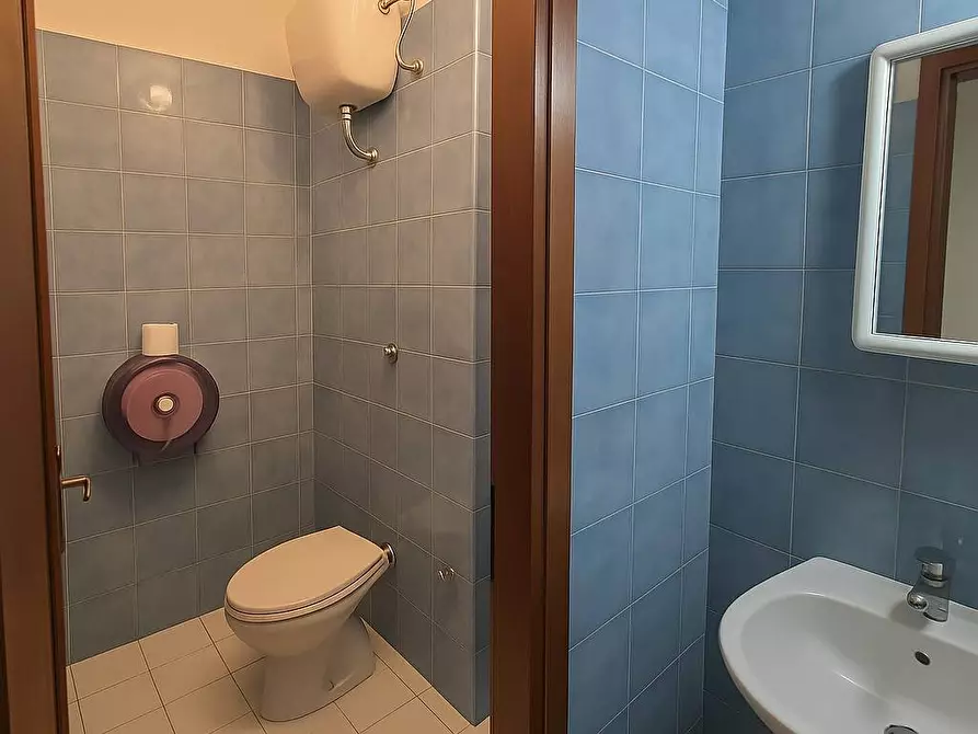 Immagine 16 di Negozio in vendita  in via giorgio morandi 199 a Roma