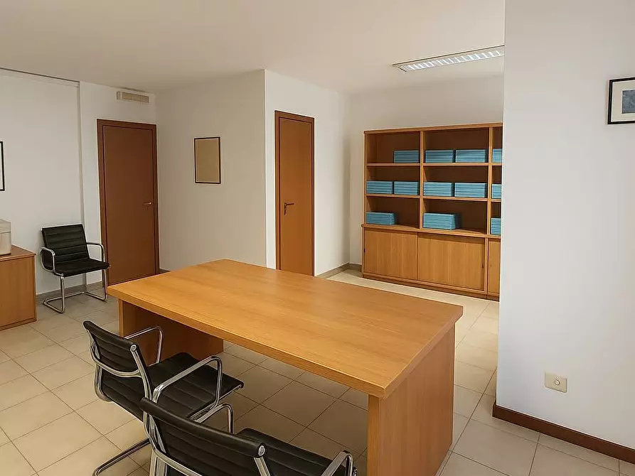 Immagine 5 di Negozio in vendita  in via giorgio morandi 199 a Roma