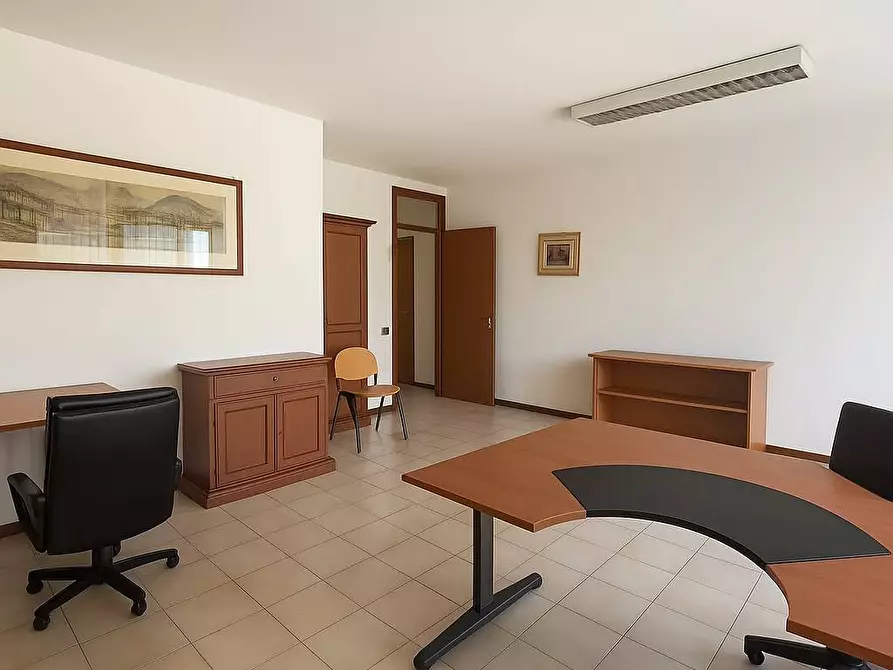 Immagine 7 di Negozio in vendita  in via giorgio morandi 199 a Roma