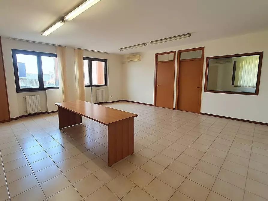 Immagine 11 di Negozio in vendita  in via giorgio morandi 199 a Roma