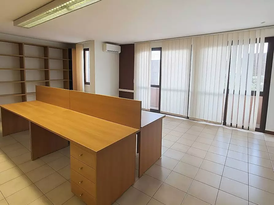 Immagine 4 di Negozio in vendita  in via giorgio morandi 199 a Roma