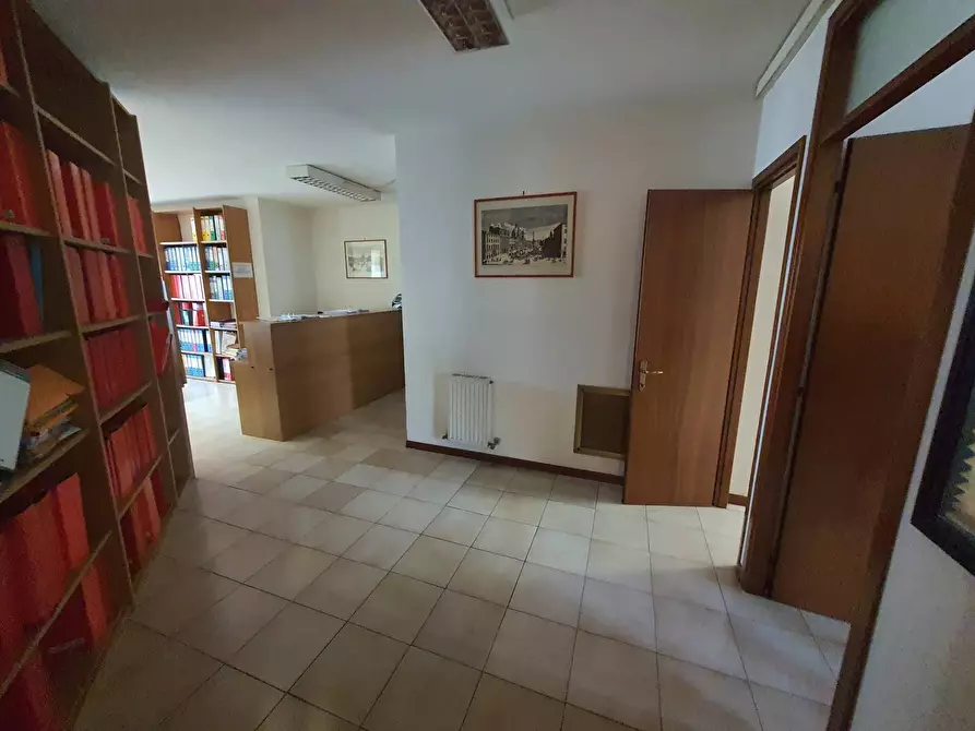 Immagine 18 di Negozio in vendita  in via giorgio morandi 199 a Roma