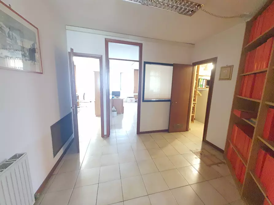 Immagine 19 di Negozio in vendita  in via giorgio morandi 199 a Roma