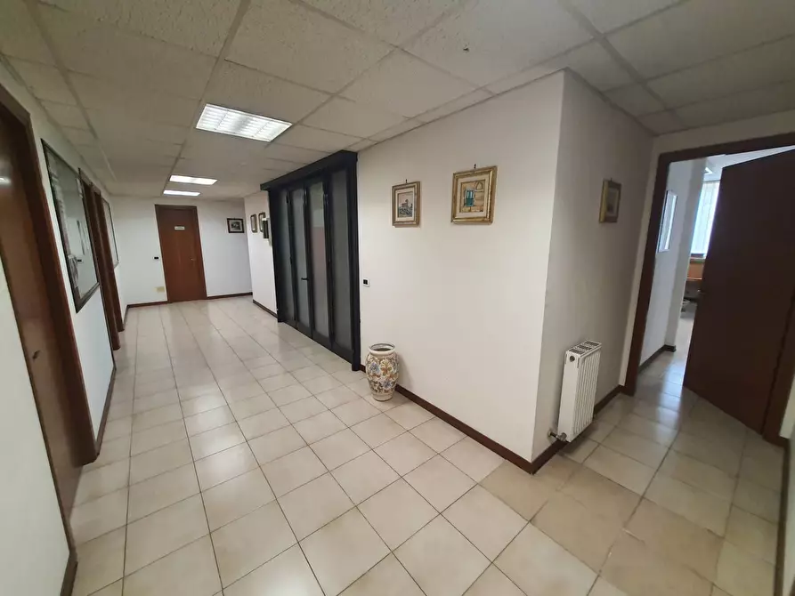 Immagine 20 di Negozio in vendita  in via giorgio morandi 199 a Roma