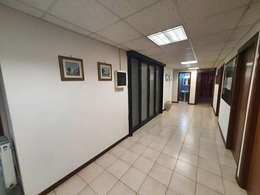 Immagine 21 di Negozio in vendita  in via giorgio morandi 199 a Roma