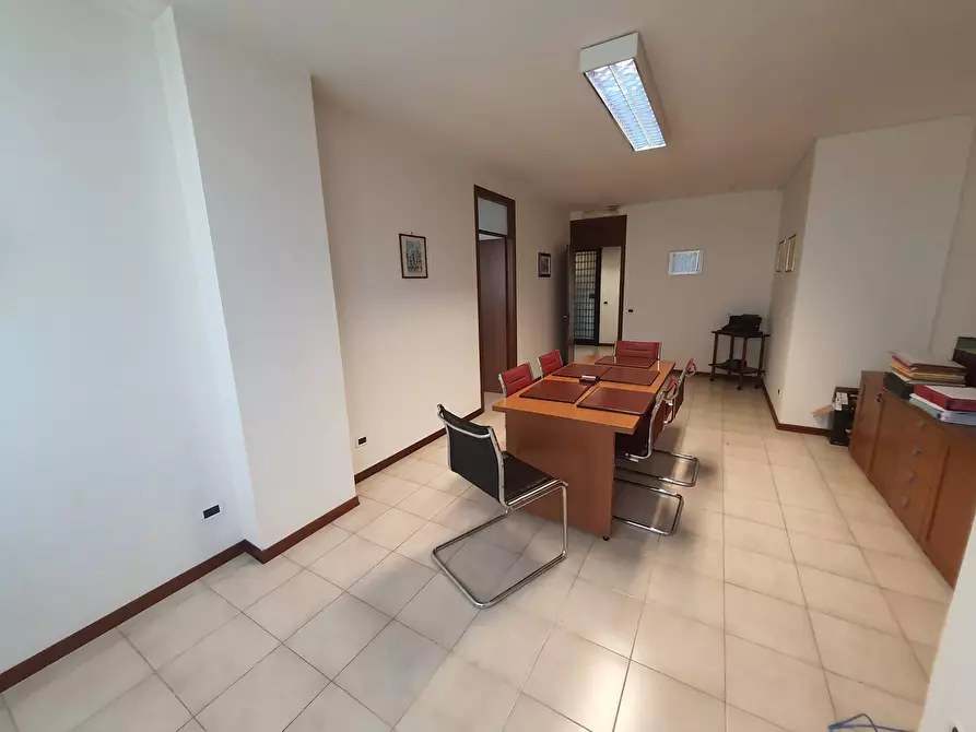 Immagine 25 di Negozio in vendita  in via giorgio morandi 199 a Roma