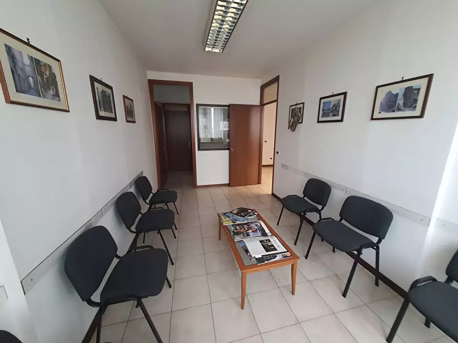 Immagine 28 di Negozio in vendita  in via giorgio morandi 199 a Roma