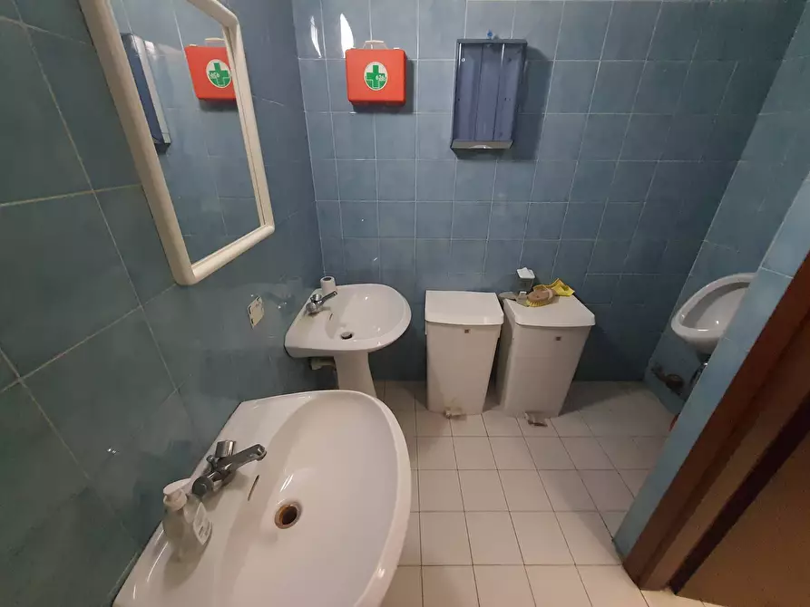 Immagine 31 di Negozio in vendita  in via giorgio morandi 199 a Roma