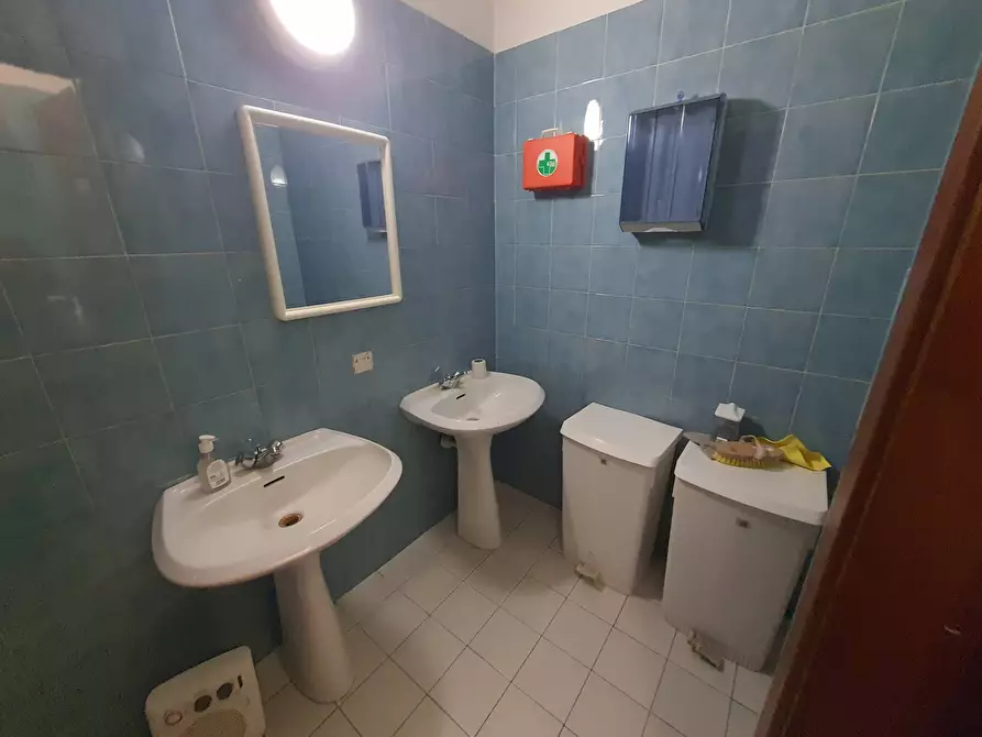 Immagine 32 di Negozio in vendita  in via giorgio morandi 199 a Roma