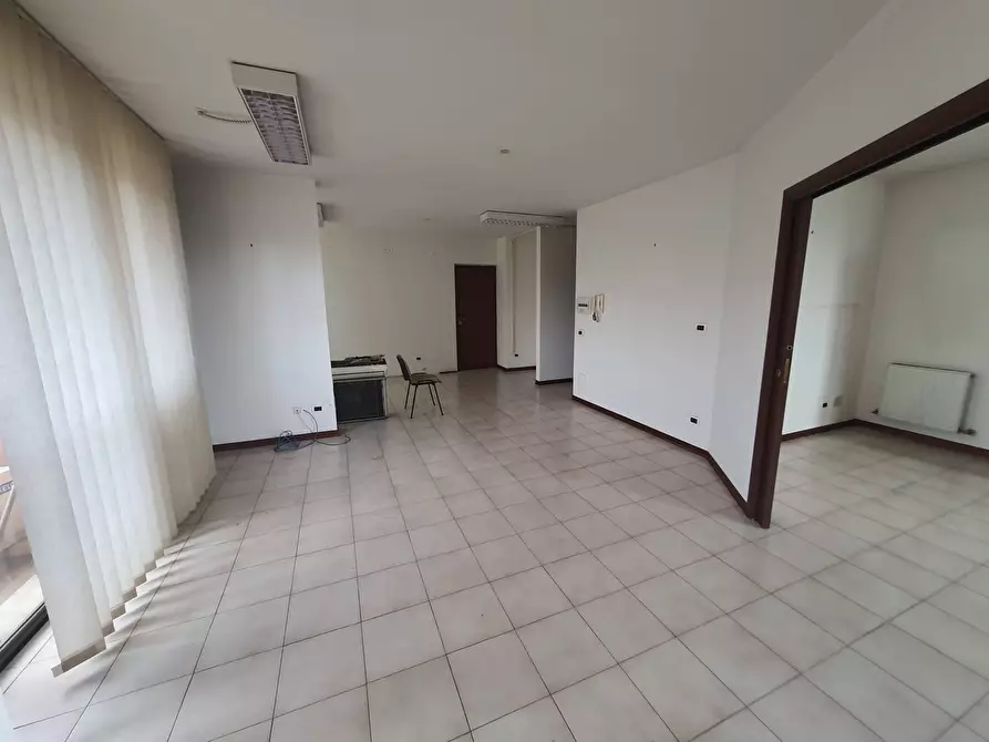 Immagine 33 di Negozio in vendita  in via giorgio morandi 199 a Roma