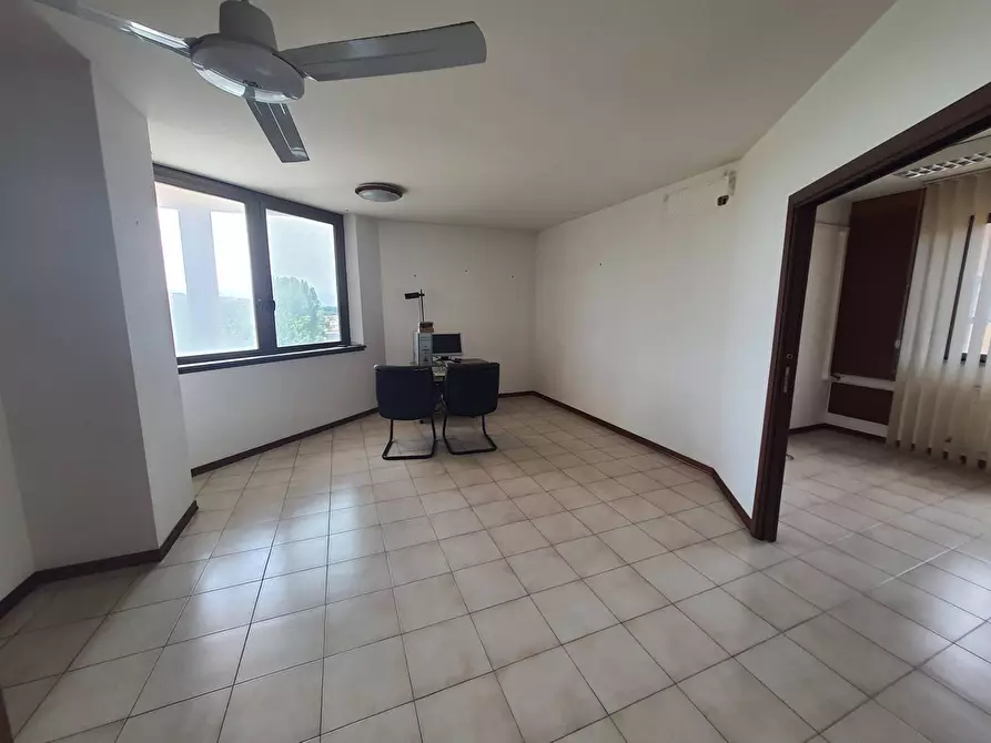 Immagine 34 di Negozio in vendita  in via giorgio morandi 199 a Roma