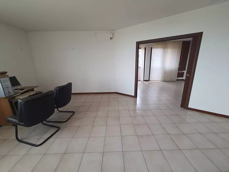 Immagine 35 di Negozio in vendita  in via giorgio morandi 199 a Roma