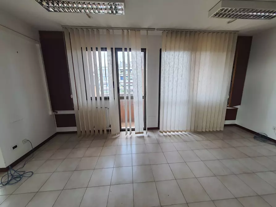 Immagine 36 di Negozio in vendita  in via giorgio morandi 199 a Roma