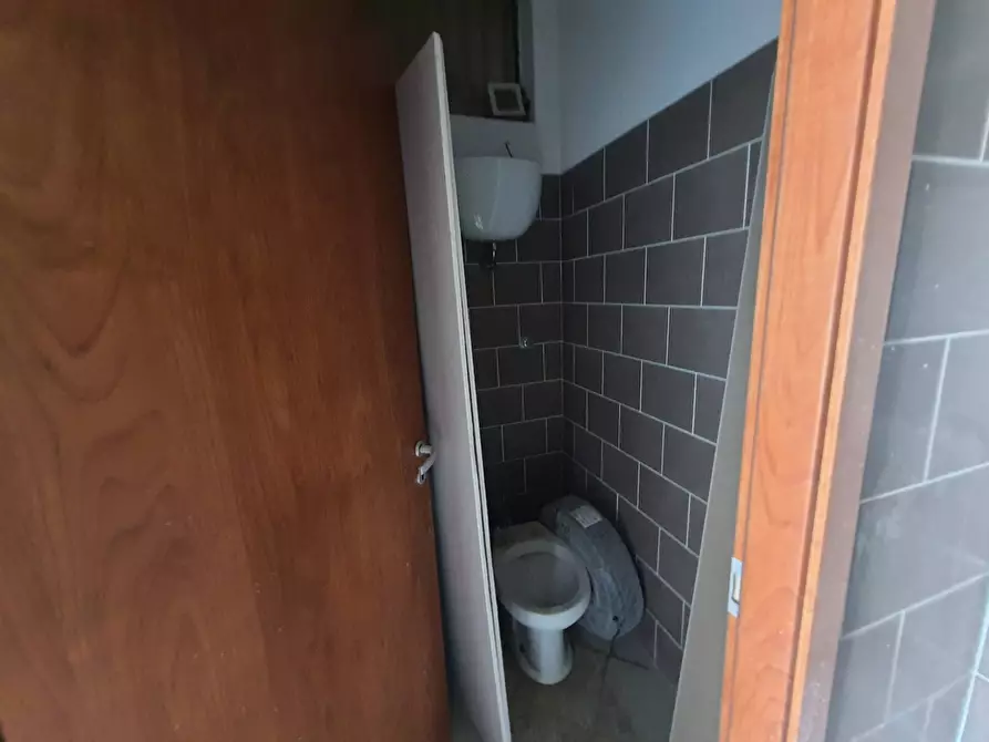 Immagine 16 di Locale commerciale in affitto  in Via Dei Giardinetti 43-45 a Roma