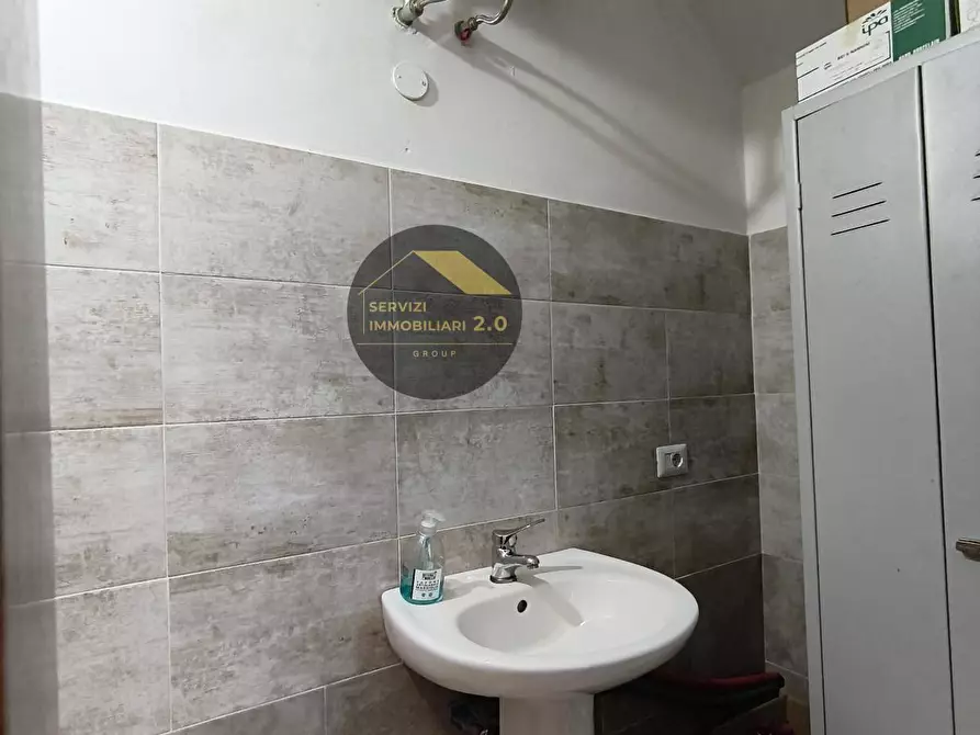 Immagine 22 di Locale commerciale in vendita  in Via della Tenuta di Torrenova 38 a Roma