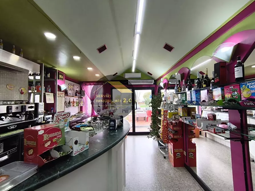 Immagine 11 di Locale commerciale in vendita  in Via della Tenuta di Torrenova 38 a Roma