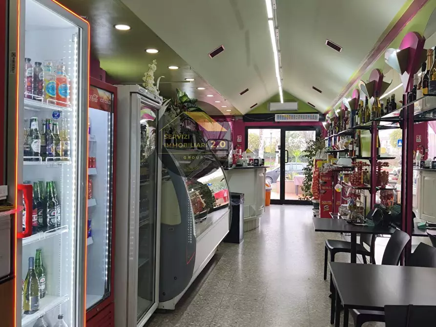 Immagine 12 di Locale commerciale in vendita  in Via della Tenuta di Torrenova 38 a Roma