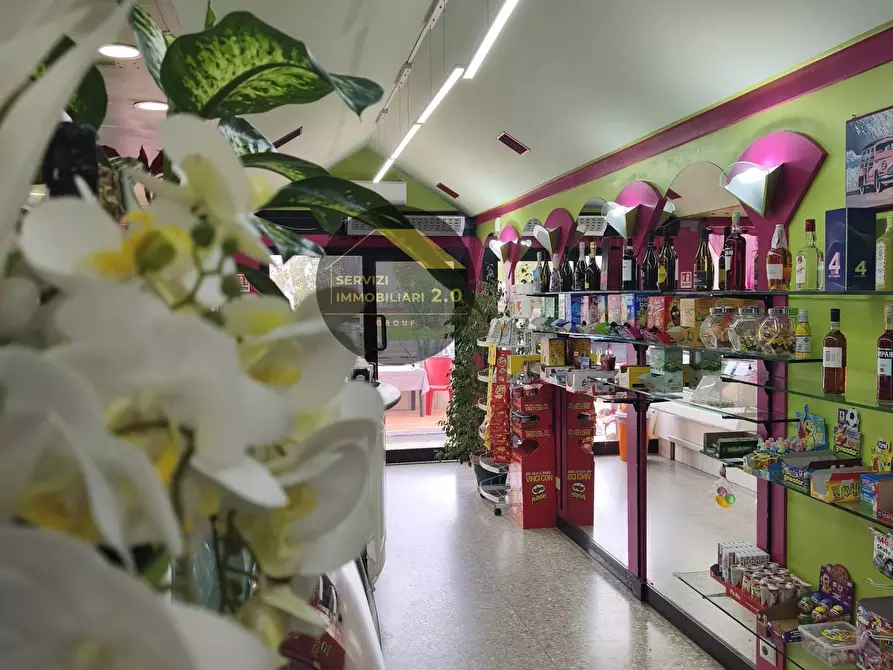 Immagine 10 di Locale commerciale in vendita  in Via della Tenuta di Torrenova 38 a Roma