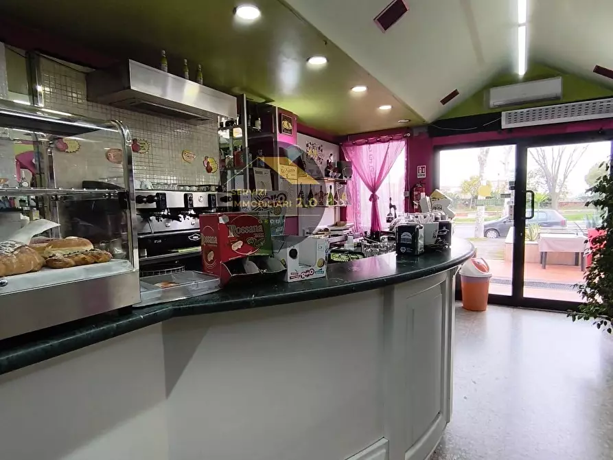 Immagine 5 di Locale commerciale in vendita  in Via della Tenuta di Torrenova 38 a Roma