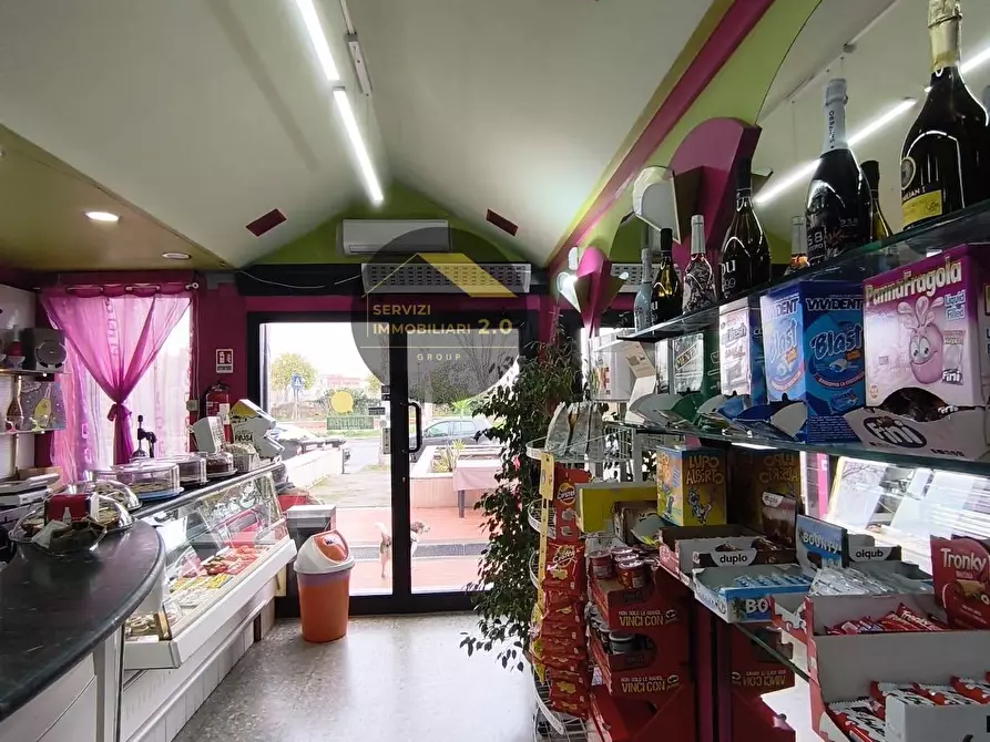 Immagine 3 di Locale commerciale in vendita  in Via della Tenuta di Torrenova 38 a Roma