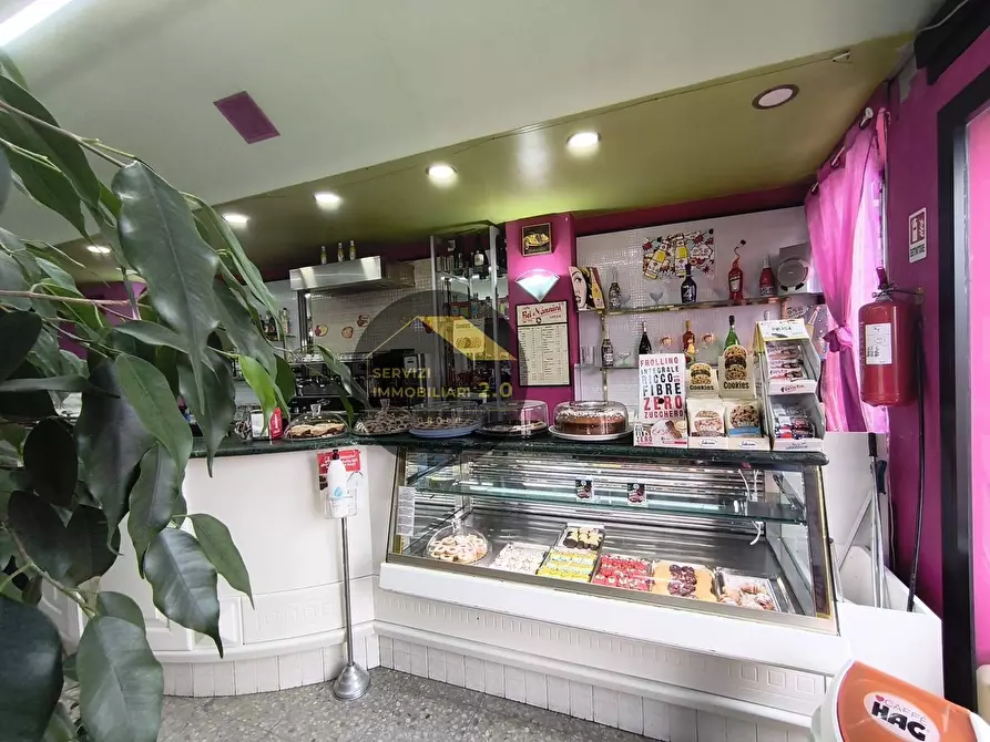 Immagine 4 di Locale commerciale in vendita  in Via della Tenuta di Torrenova 38 a Roma