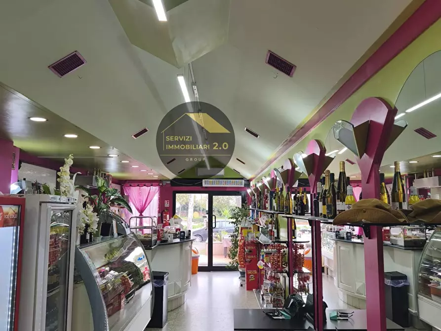 Immagine 9 di Locale commerciale in vendita  in Via della Tenuta di Torrenova 38 a Roma