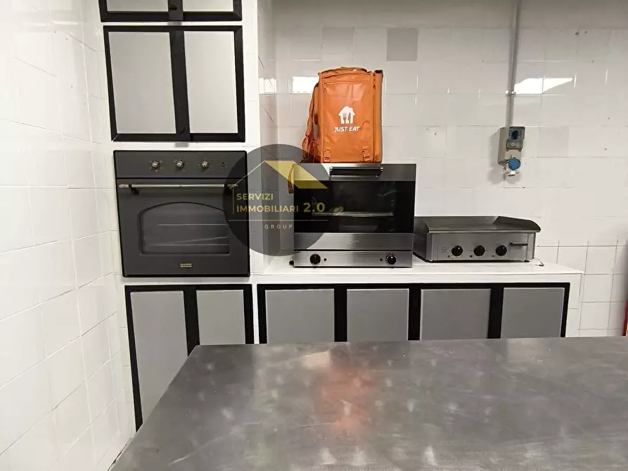 Immagine 32 di Locale commerciale in vendita  in Via della Tenuta di Torrenova 38 a Roma