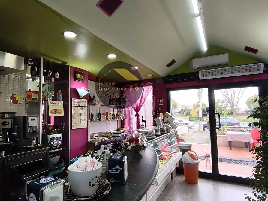 Immagine 37 di Locale commerciale in vendita  in Via della Tenuta di Torrenova 38 a Roma