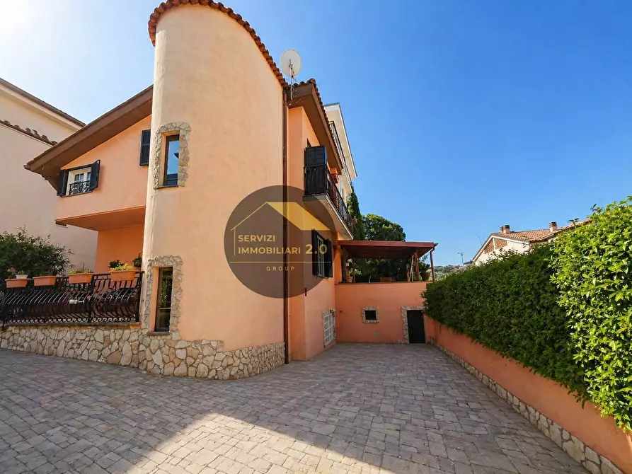 Immagine 1 di Villa in vendita  in largo cesare colizza 73 a Marino