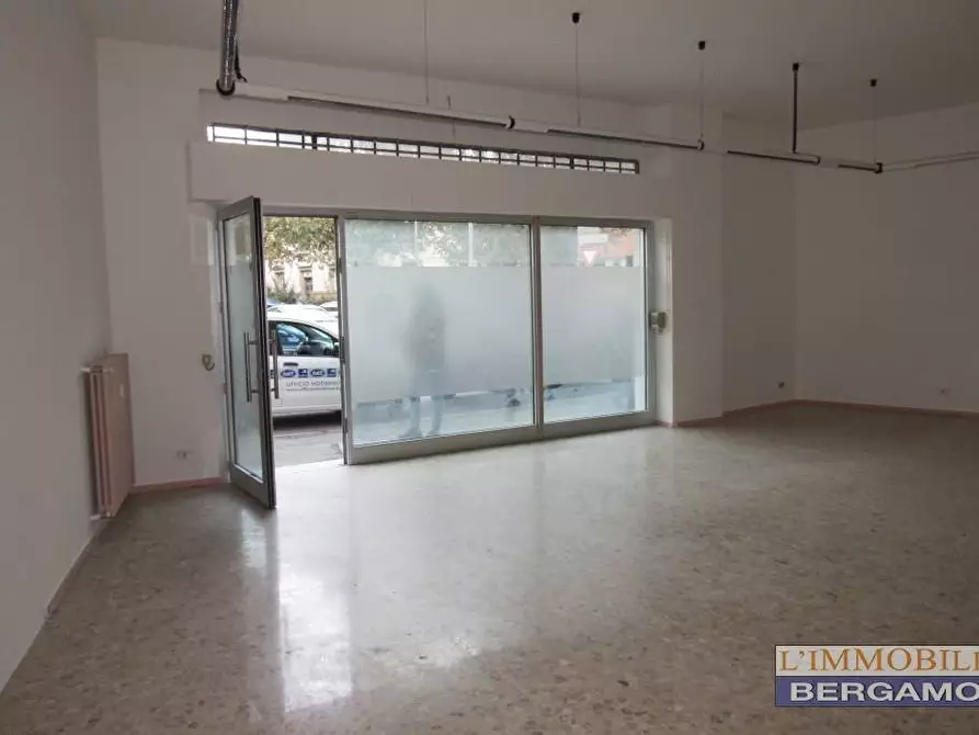 Immagine 4 di Negozio in affitto  in via G. da Campione 28 a Bergamo