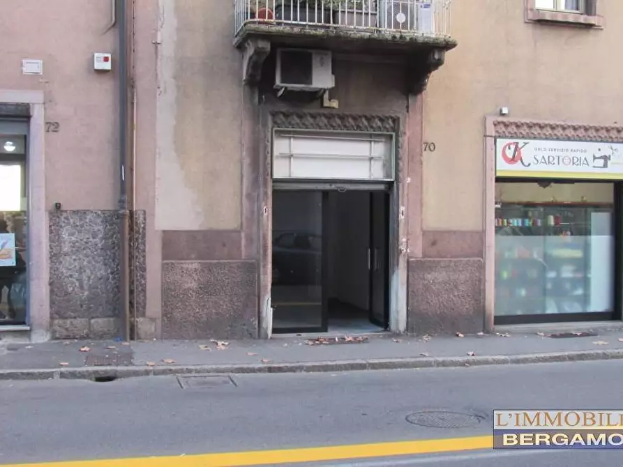 Immagine 1 di Negozio in affitto  in via Suardi 70 a Bergamo