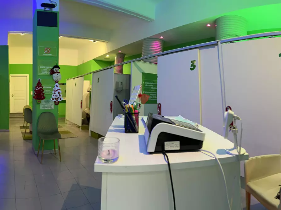 Immagine 2 di Attività commerciale in vendita  a Savona