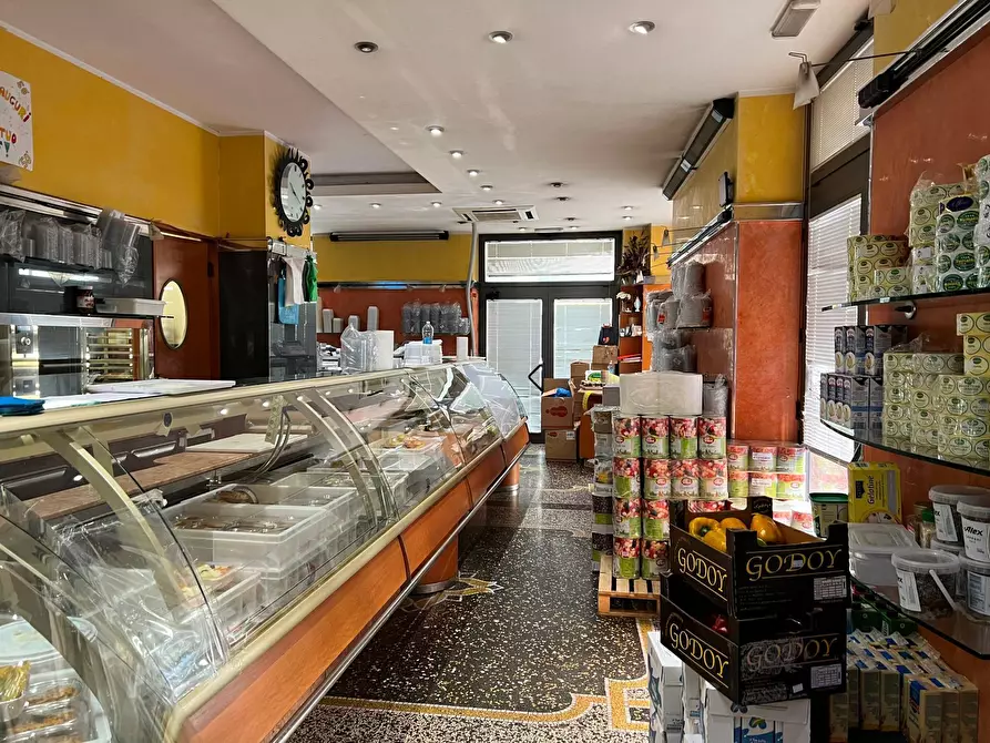 Immagine 1 di Locale commerciale in vendita  a Savona