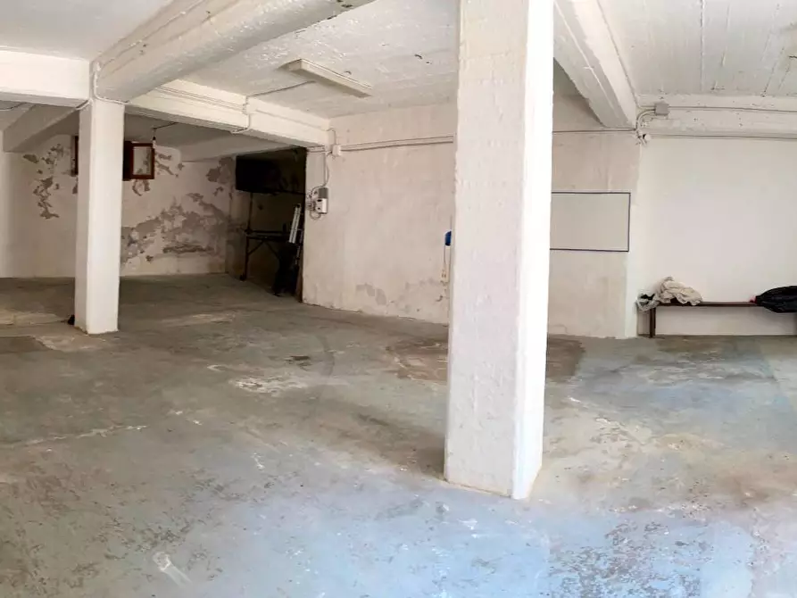 Immagine 2 di Magazzino in vendita  a Savona