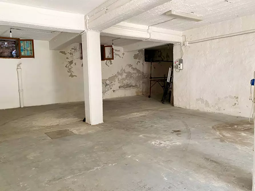 Immagine 6 di Magazzino in vendita  a Savona