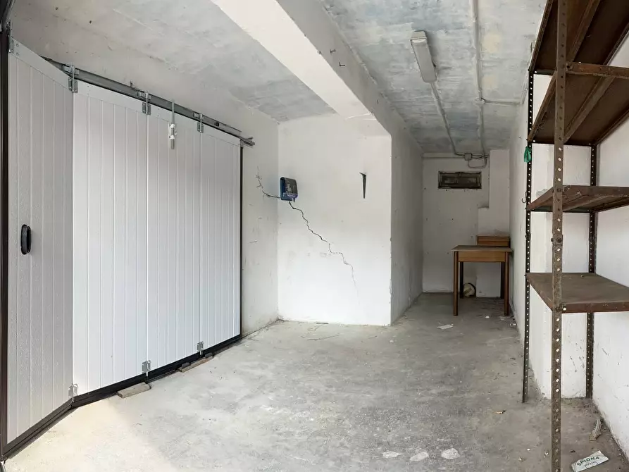 Immagine 4 di Magazzino in vendita  a Savona