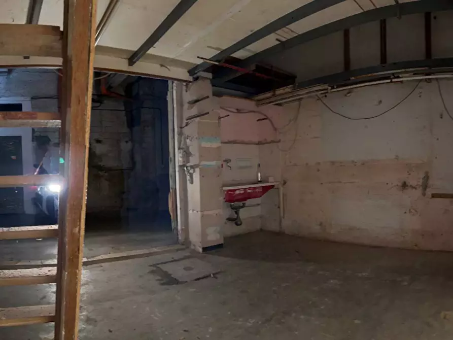 Immagine 5 di Box auto in vendita  a Savona