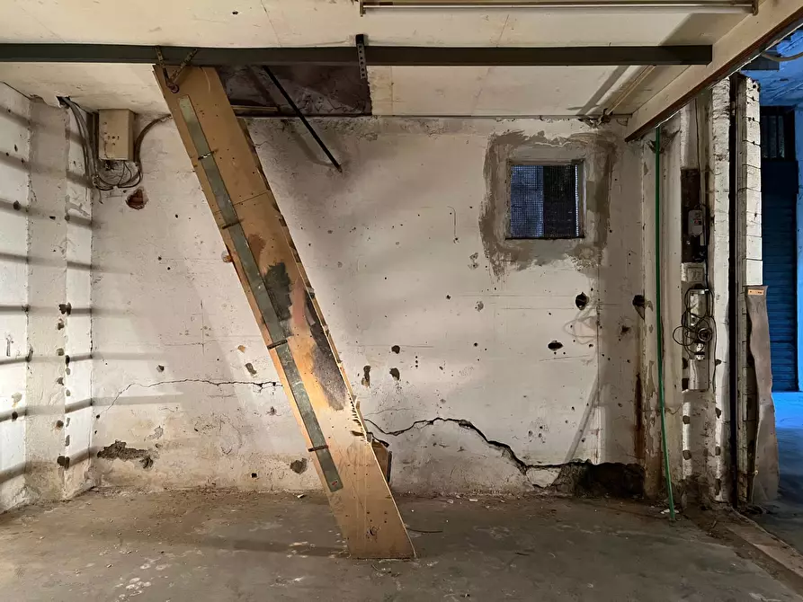 Immagine 9 di Box auto in vendita  a Savona