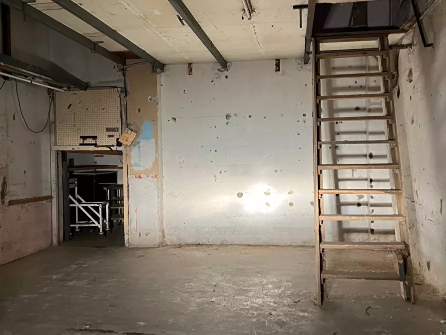 Immagine 10 di Box auto in vendita  a Savona