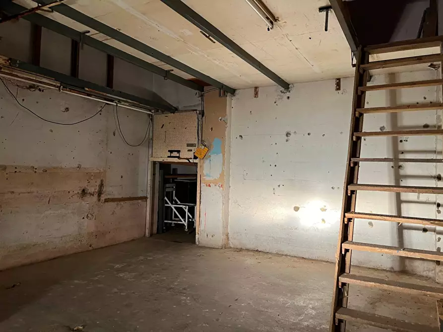 Immagine 11 di Box auto in vendita  a Savona