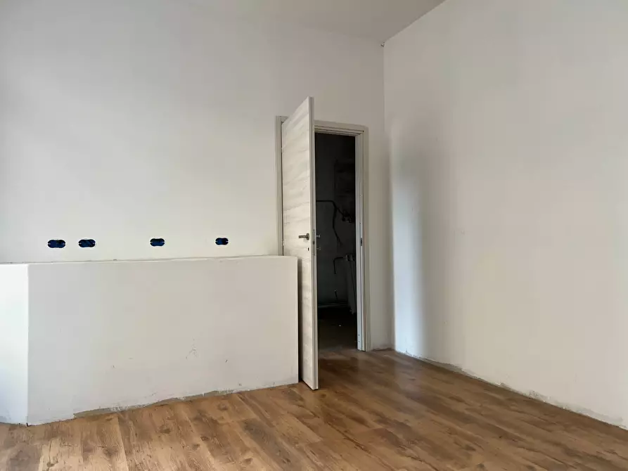 Immagine 3 di Magazzino in vendita  a Savona