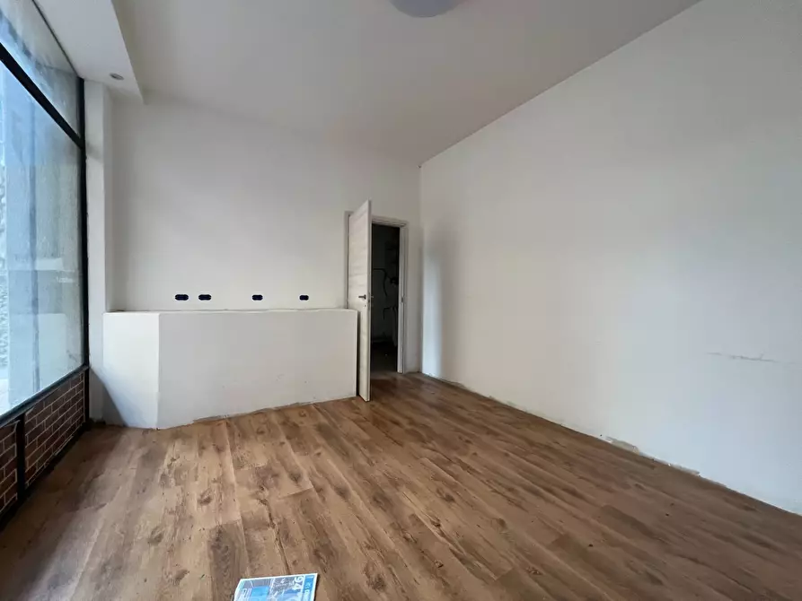 Immagine 6 di Magazzino in vendita  a Savona