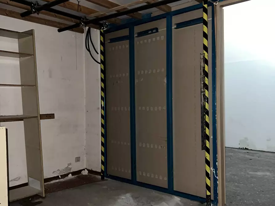 Immagine 10 di Magazzino in vendita  a Savona