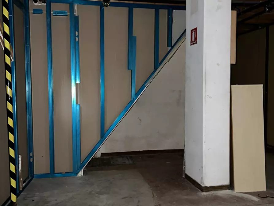 Immagine 11 di Magazzino in vendita  a Savona