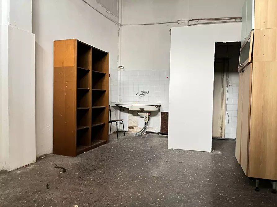 Immagine 12 di Magazzino in vendita  a Savona