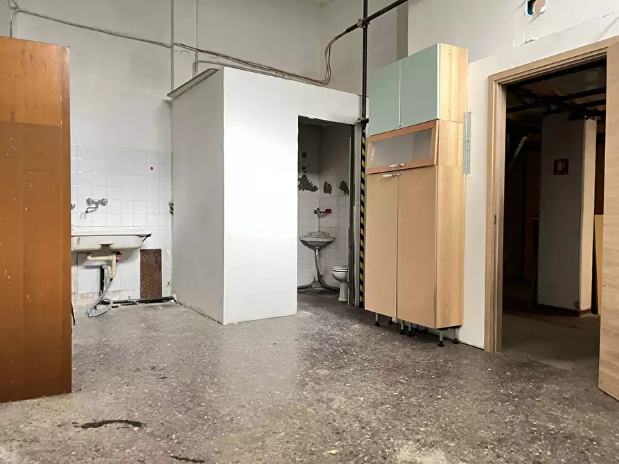 Immagine 13 di Magazzino in vendita  a Savona