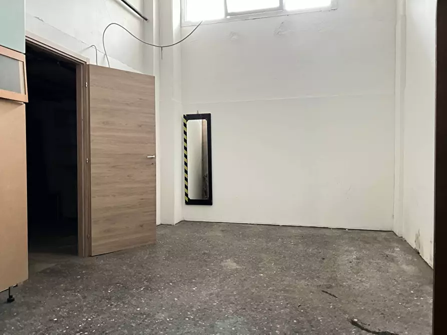 Immagine 14 di Magazzino in vendita  a Savona