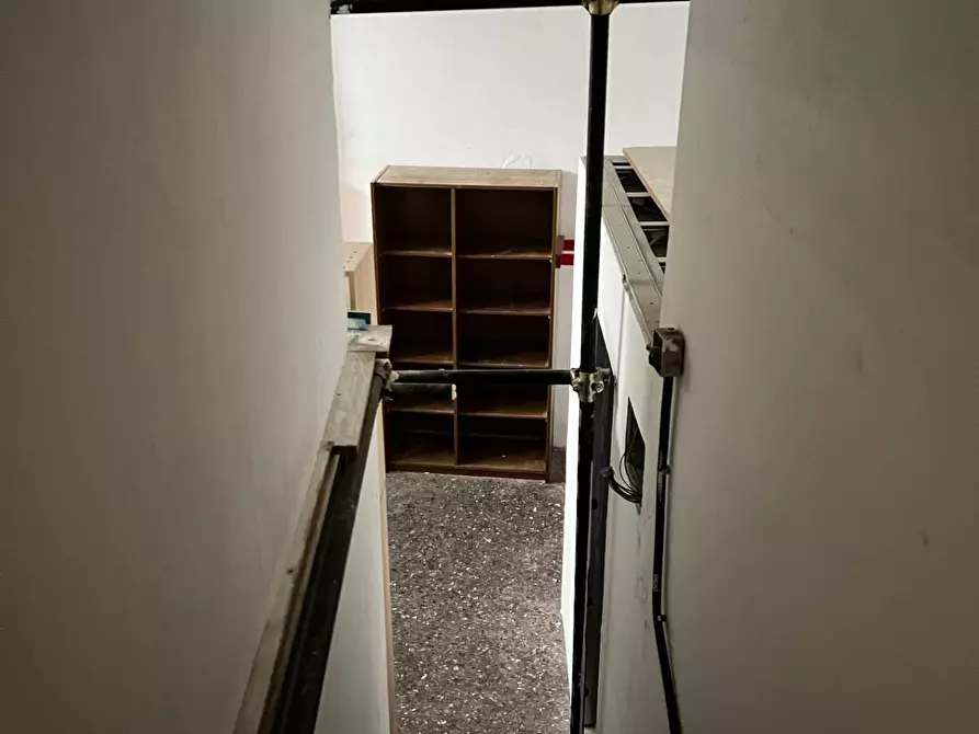 Immagine 16 di Magazzino in vendita  a Savona