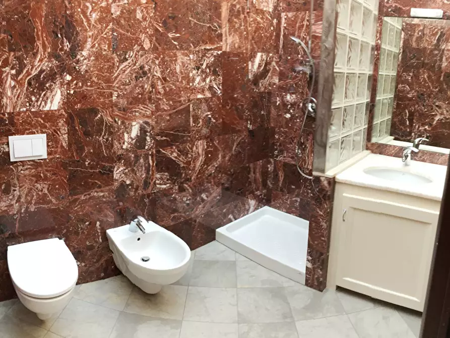 Immagine 8 di Ufficio in affitto  a Savona