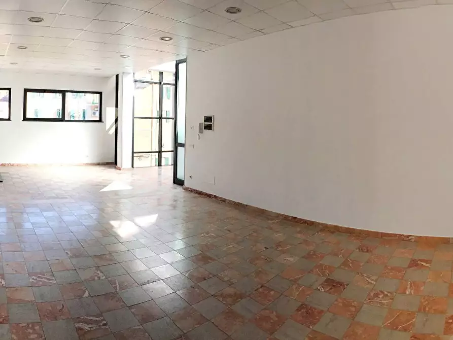 Immagine 11 di Ufficio in affitto  a Savona